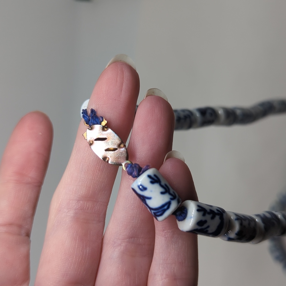 Vintage Floral Blue and White Porcelain Barrel Export Beads Necklace - Picture 13 of 13